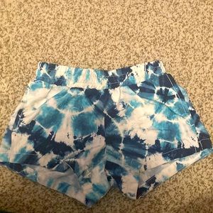 Girls’ white/blue print go-dry shorts from Old Navy. Size 5
